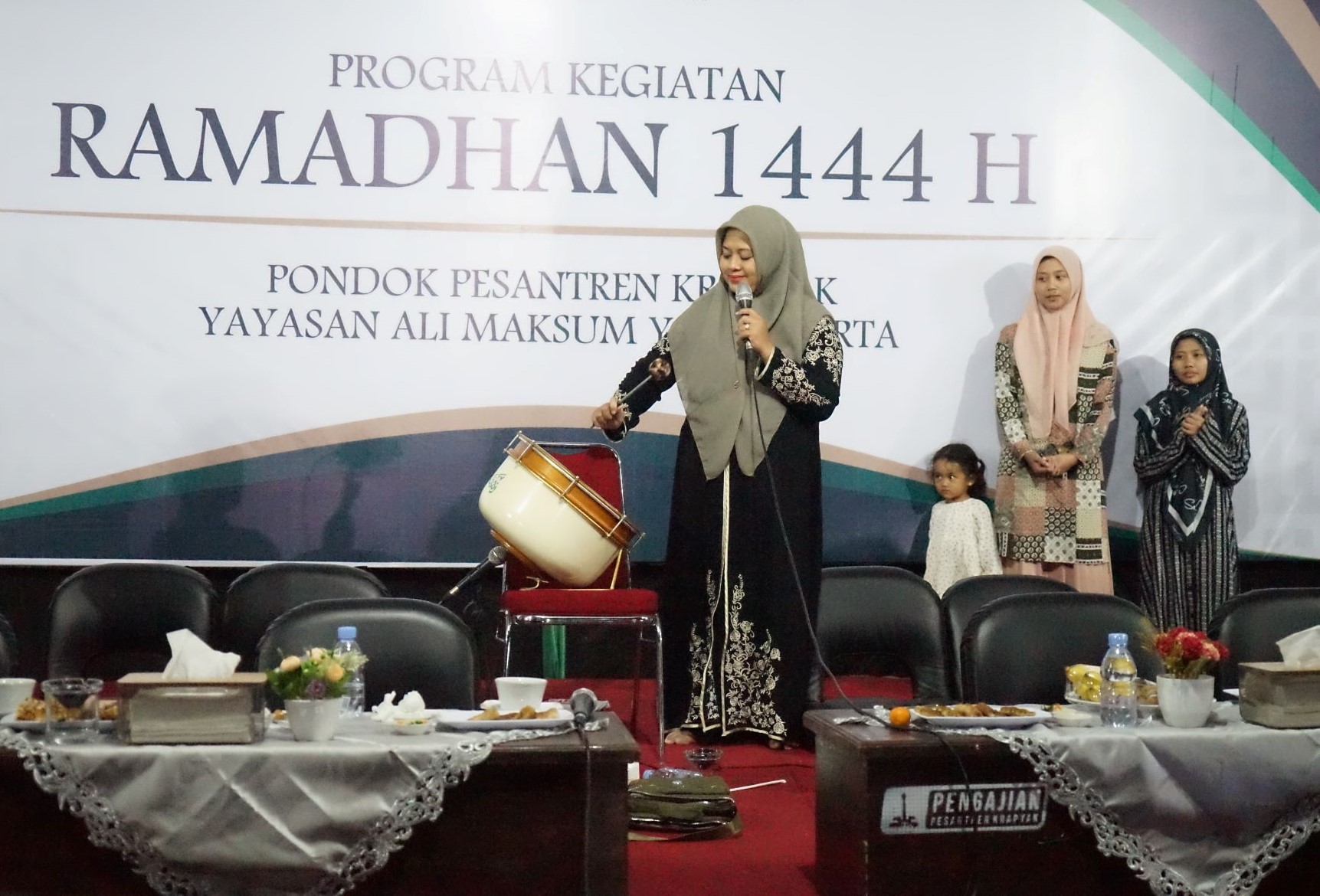 Ibu Nyai Hj Maya Fitria meresmikan pembukaan Program Kegiatan Ramadhan Pondok Pesantren Krapyak Yayasan Ali Maksum dengan pemukulan bass.