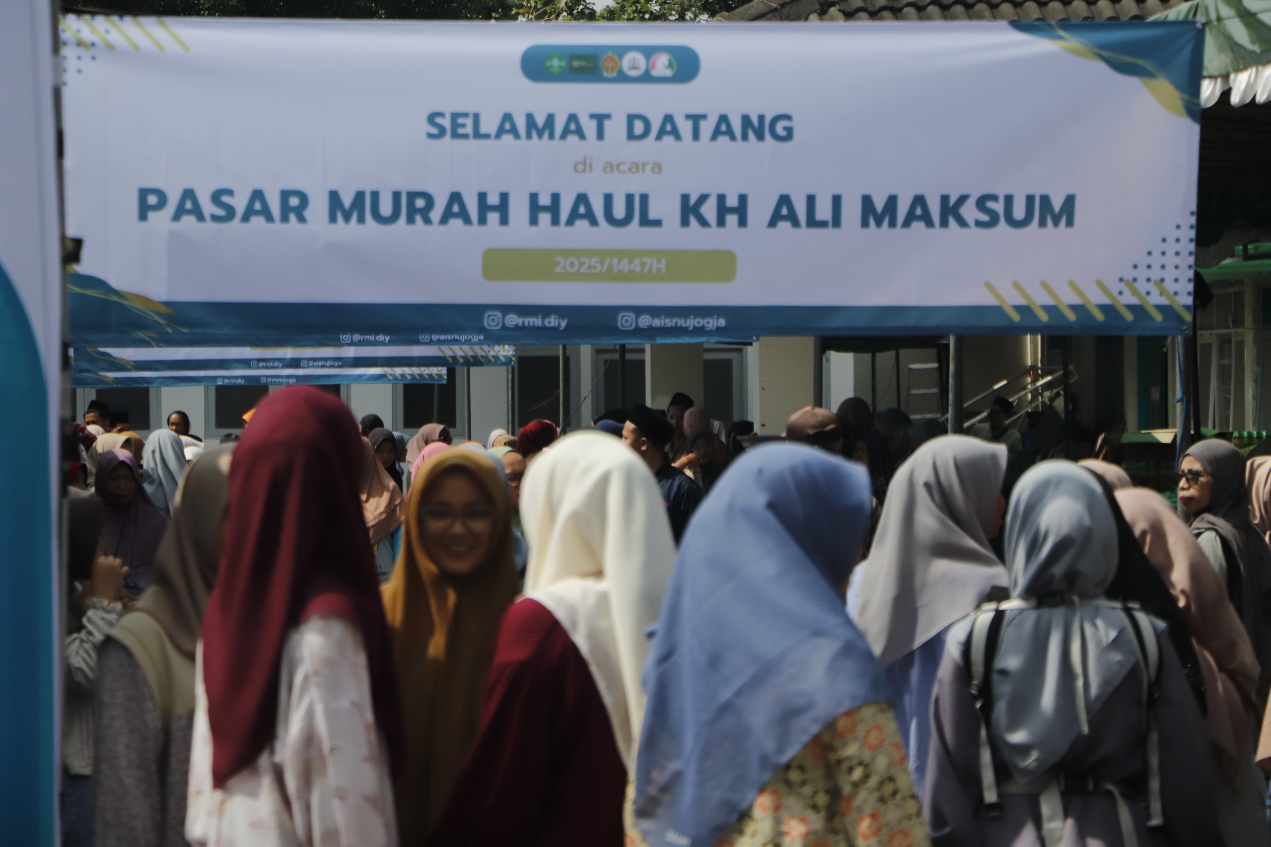 Pasar Murah Wujudkan Kepedulian Pondok pada Masyarakat Sekitar dan Pengenalan Kewirausahaan Santri